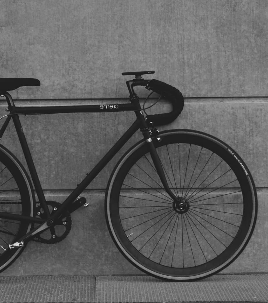 Bicicleta elétrica preta Magic Might estacionada em um ambiente moderno e iluminado com detalhes metálicos visíveis transmitindo sensação de inovação e elegância